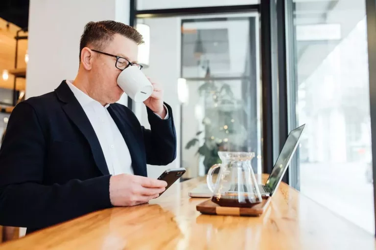 Gadżety do ergonomicznego biura - nowoczesne rozwiązania poprawiające komfort pracy