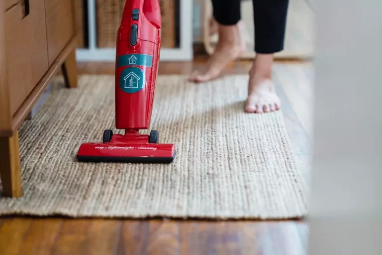 Roboty sprzątające z funkcją samooczyszczania - irobot roomba s9+ vs. ecovacs deebot t8 aivi